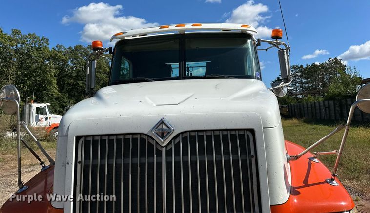 image for item DN0779 2007 International  9200i semi truck