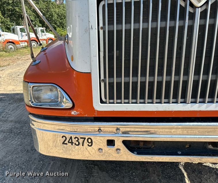 image for item DN0779 2007 International  9200i semi truck