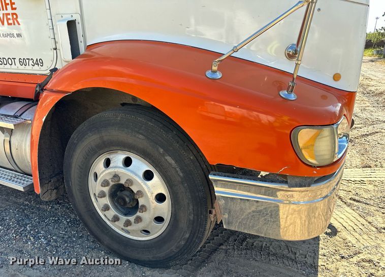 image for item DN0779 2007 International  9200i semi truck