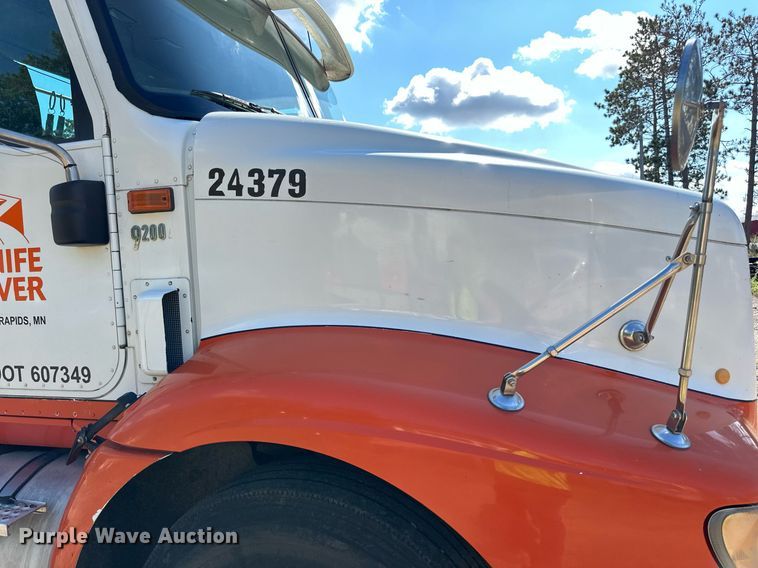 image for item DN0779 2007 International  9200i semi truck