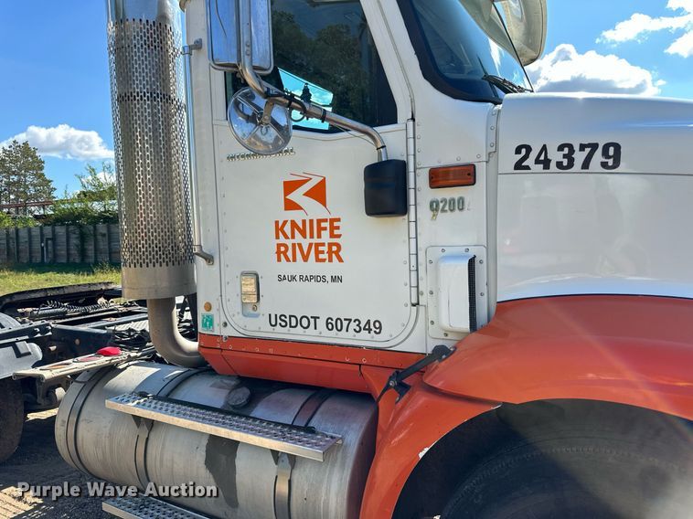 image for item DN0779 2007 International  9200i semi truck