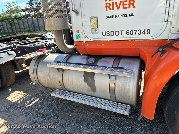 image for item DN0779 2007 International  9200i semi truck