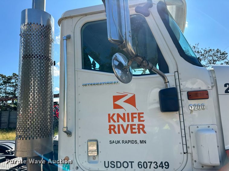 image for item DN0779 2007 International  9200i semi truck