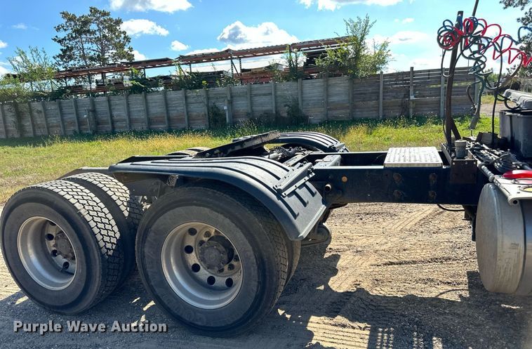 image for item DN0779 2007 International  9200i semi truck