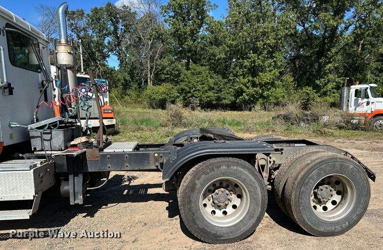 image for item DN0779 2007 International  9200i semi truck