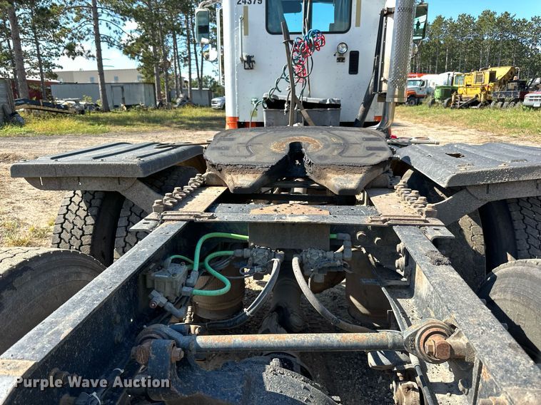 image for item DN0779 2007 International  9200i semi truck