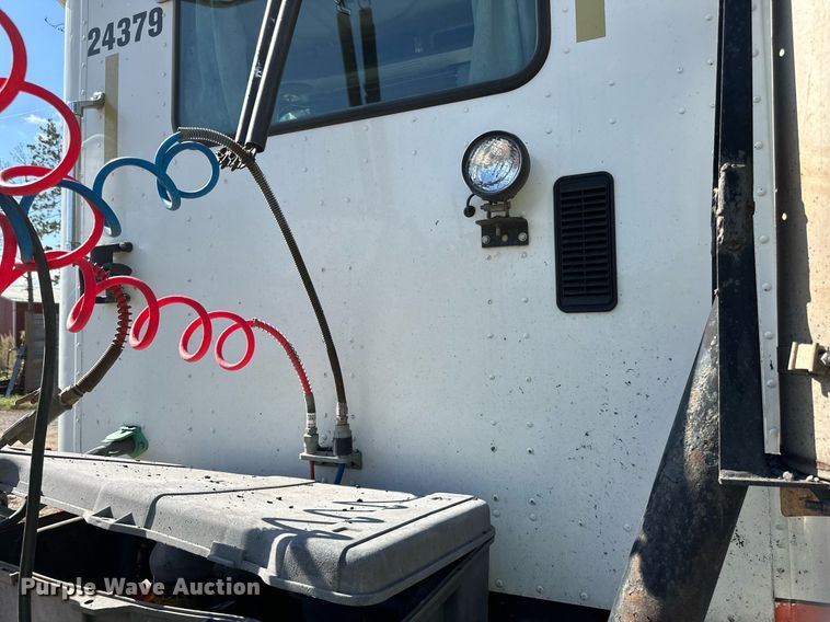 image for item DN0779 2007 International  9200i semi truck