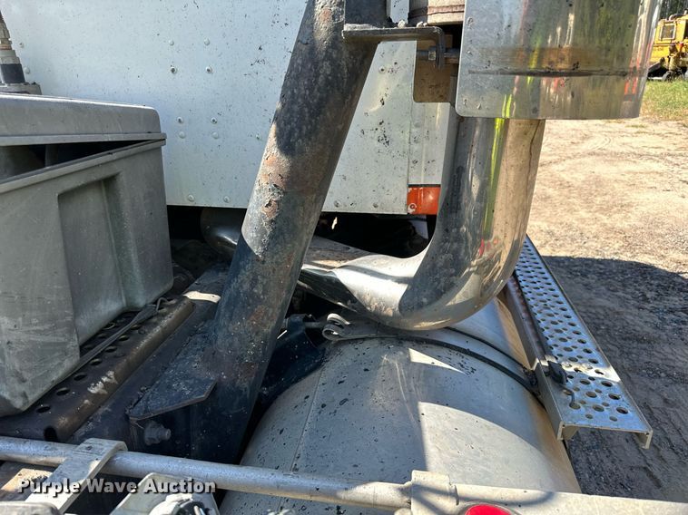 image for item DN0779 2007 International  9200i semi truck