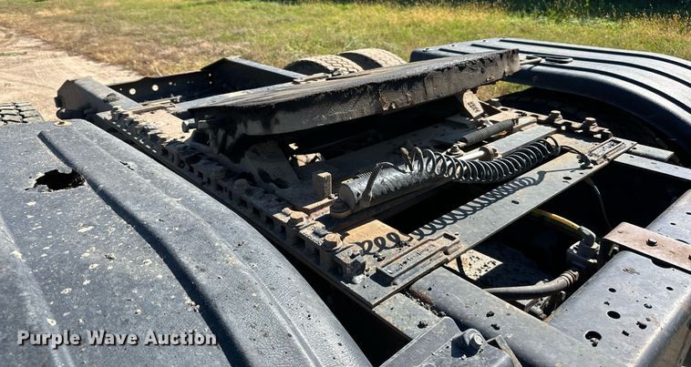 image for item DN0779 2007 International  9200i semi truck