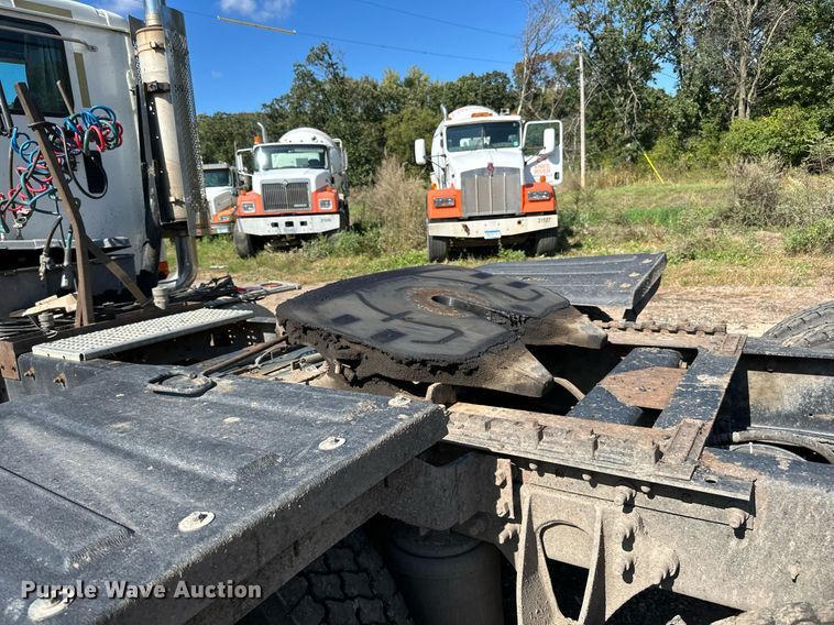 image for item DN0779 2007 International  9200i semi truck