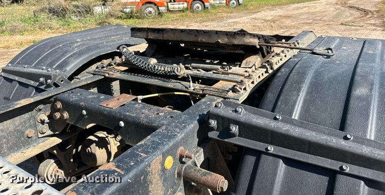 image for item DN0779 2007 International  9200i semi truck