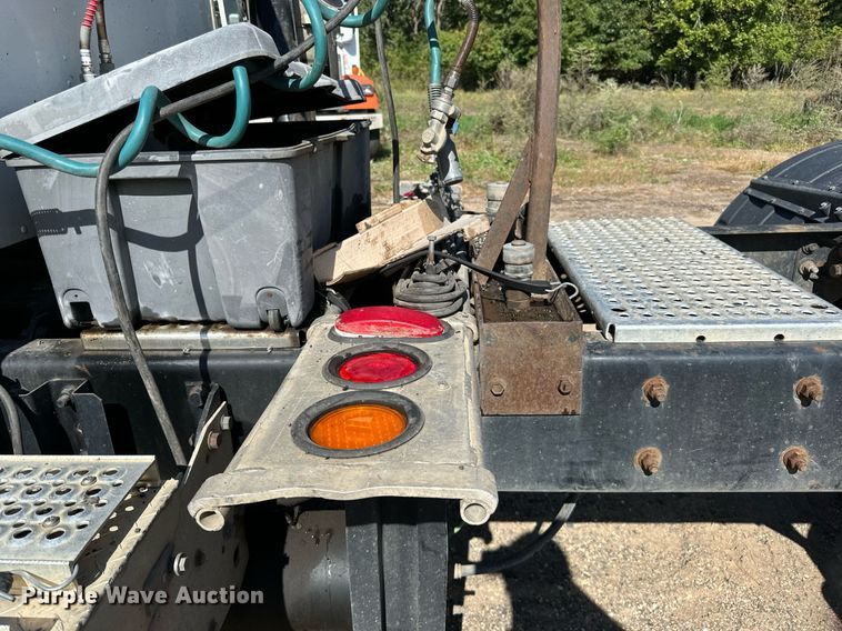 image for item DN0779 2007 International  9200i semi truck