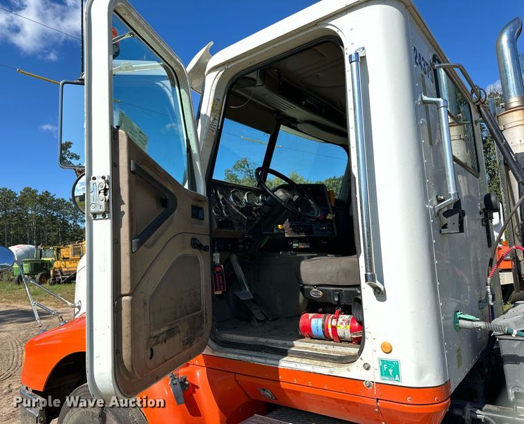 image for item DN0779 2007 International  9200i semi truck