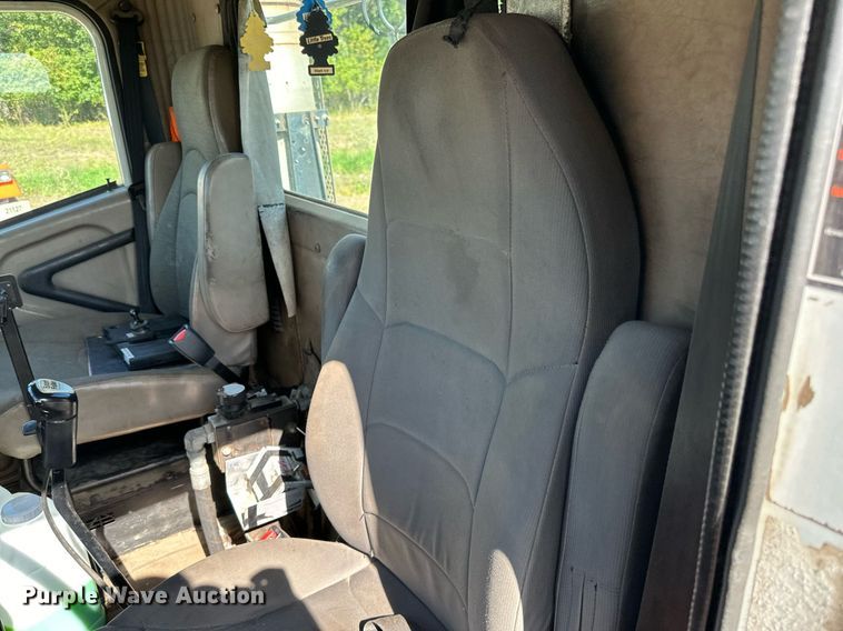 image for item DN0779 2007 International  9200i semi truck