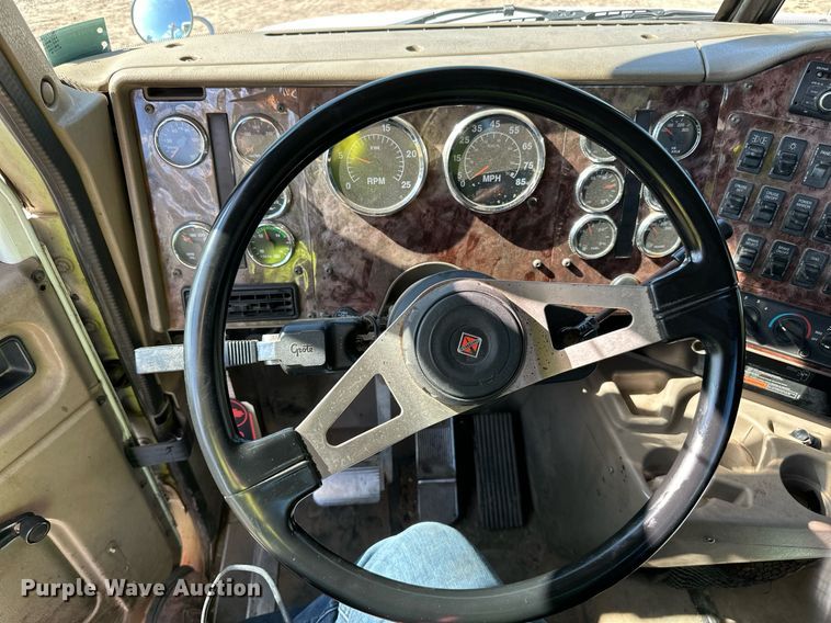 image for item DN0779 2007 International  9200i semi truck