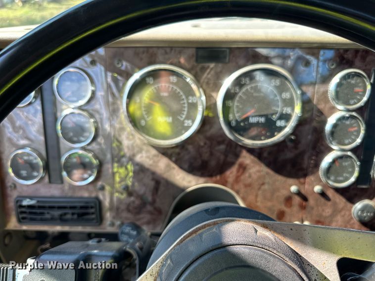 image for item DN0779 2007 International  9200i semi truck