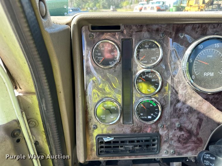 image for item DN0779 2007 International  9200i semi truck