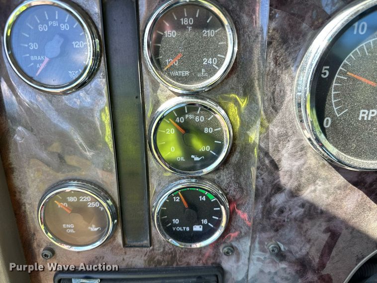 image for item DN0779 2007 International  9200i semi truck