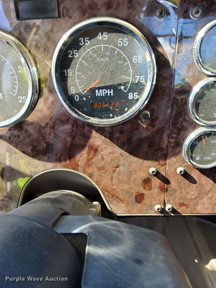 image for item DN0779 2007 International  9200i semi truck