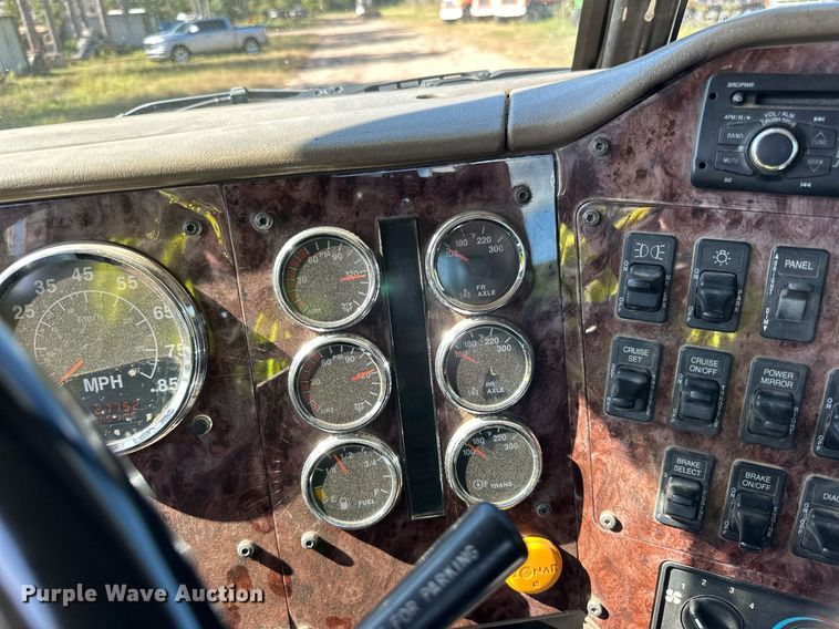 image for item DN0779 2007 International  9200i semi truck