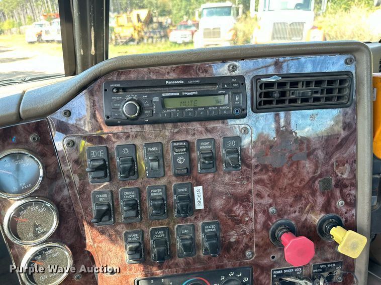 image for item DN0779 2007 International  9200i semi truck