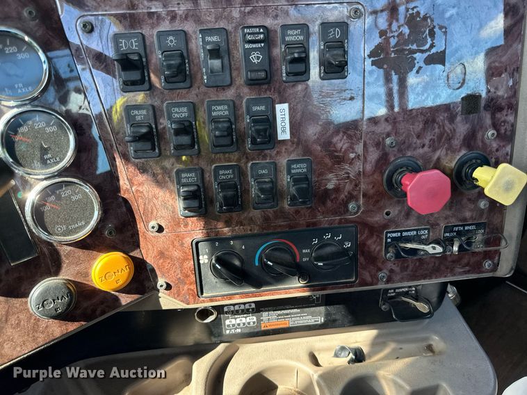 image for item DN0779 2007 International  9200i semi truck