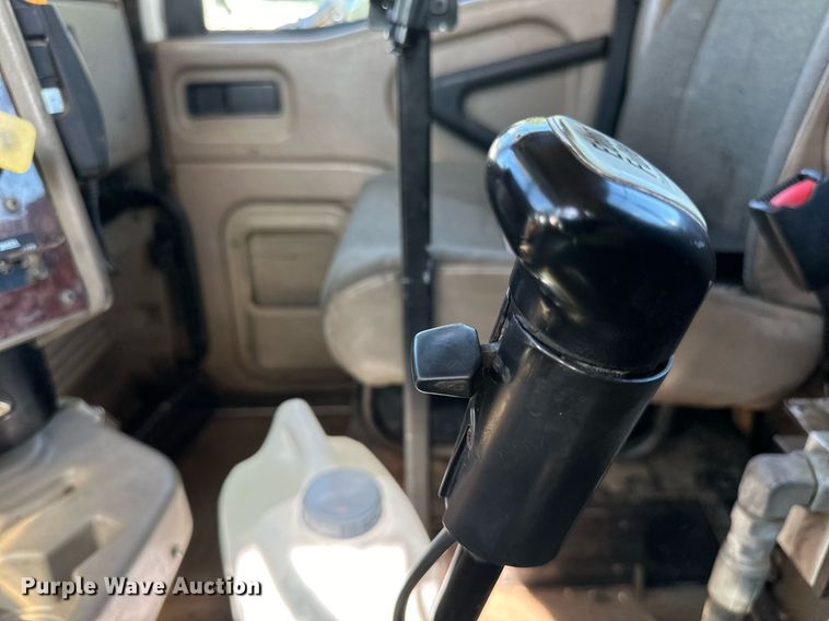 image for item DN0779 2007 International  9200i semi truck