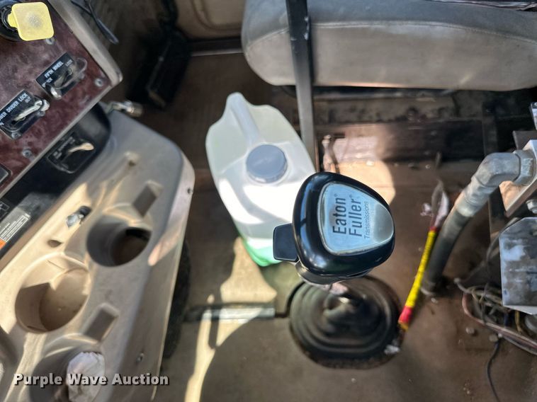 image for item DN0779 2007 International  9200i semi truck