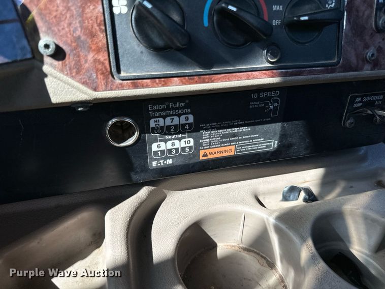 image for item DN0779 2007 International  9200i semi truck