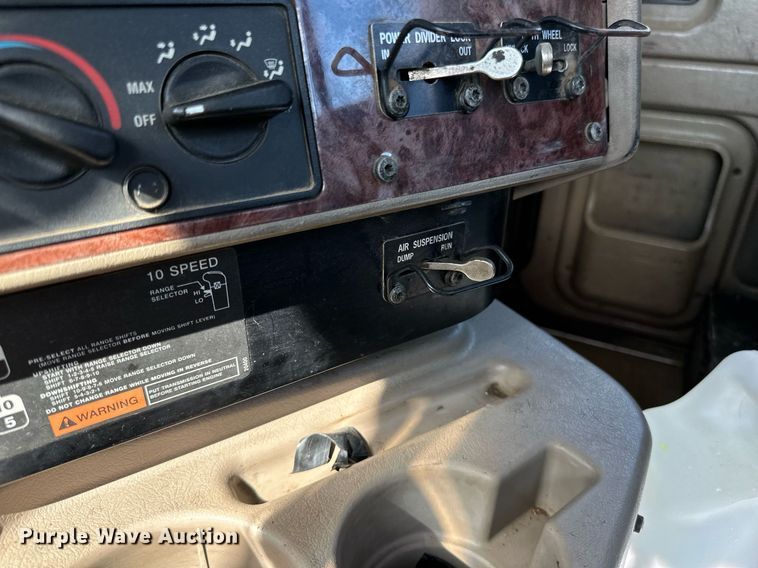 image for item DN0779 2007 International  9200i semi truck