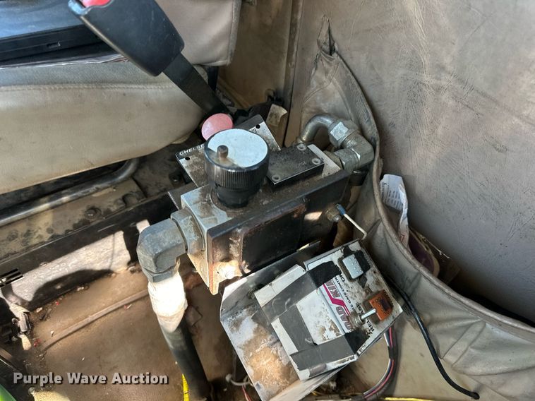 image for item DN0779 2007 International  9200i semi truck