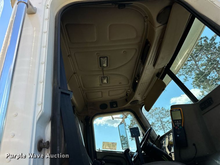 image for item DN0779 2007 International  9200i semi truck