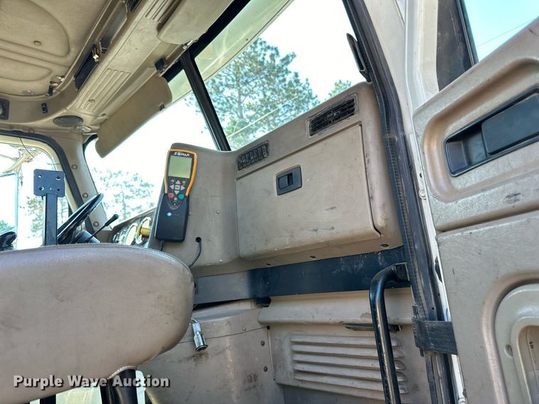 image for item DN0779 2007 International  9200i semi truck