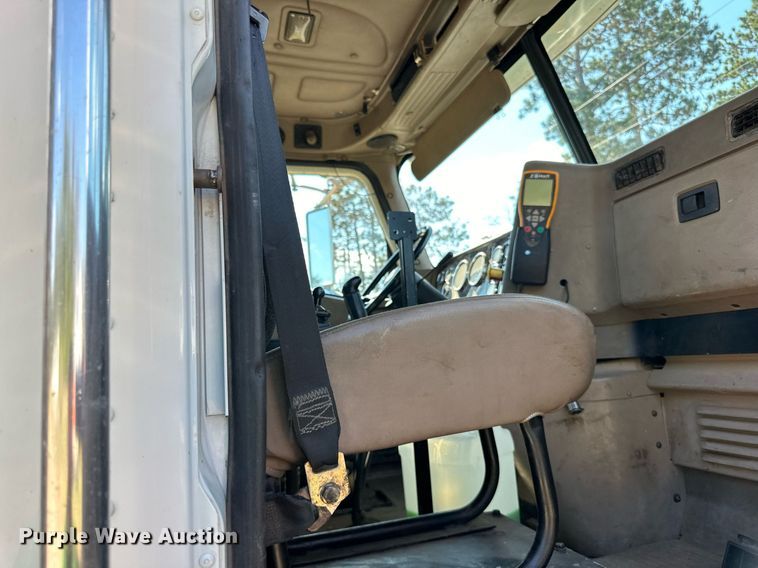 image for item DN0779 2007 International  9200i semi truck