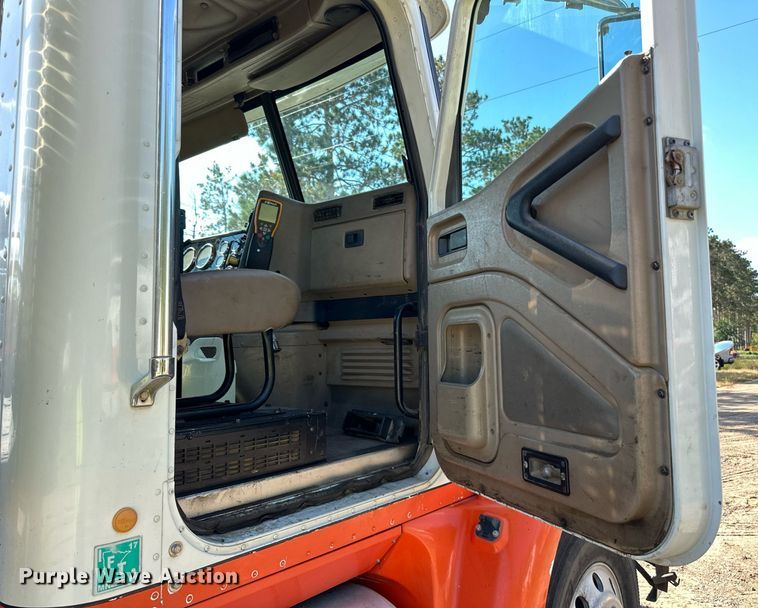 image for item DN0779 2007 International  9200i semi truck