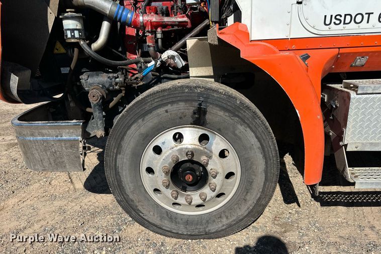 image for item DN0779 2007 International  9200i semi truck