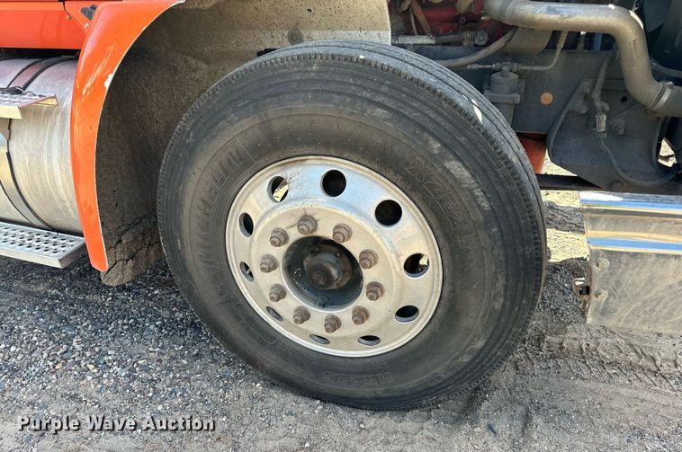 image for item DN0779 2007 International  9200i semi truck