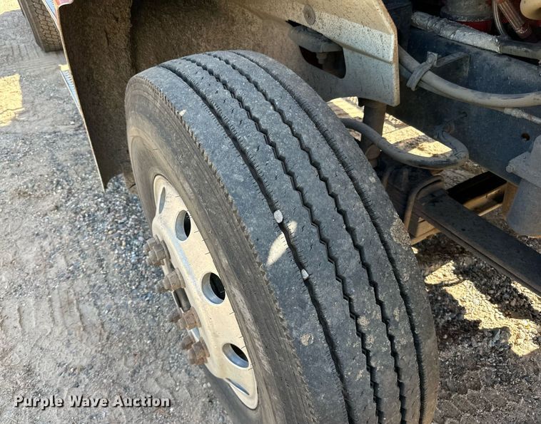 image for item DN0779 2007 International  9200i semi truck