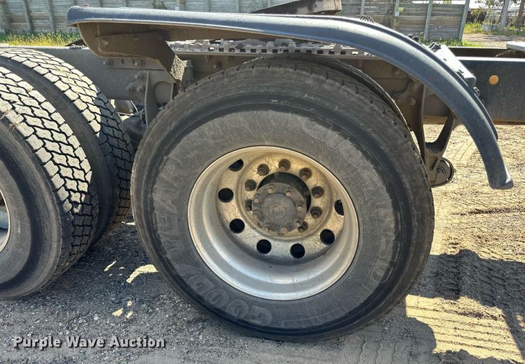 image for item DN0779 2007 International  9200i semi truck