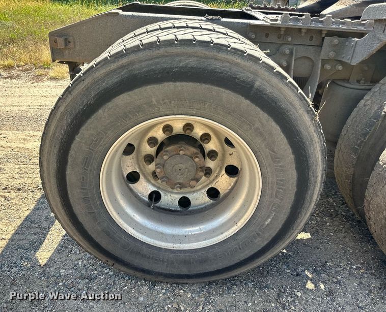 image for item DN0779 2007 International  9200i semi truck