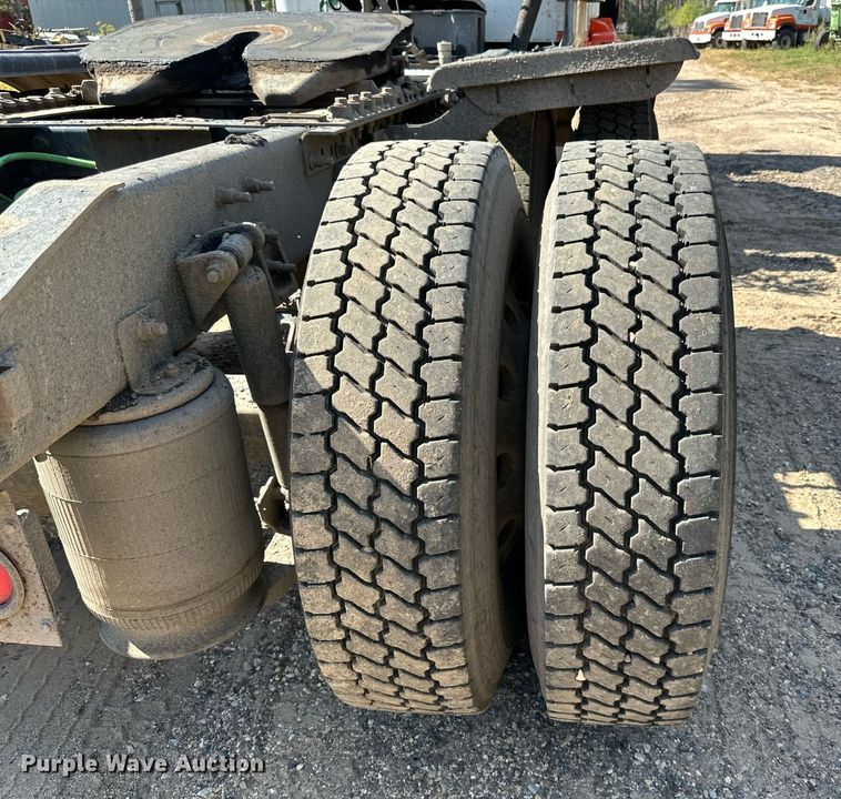 image for item DN0779 2007 International  9200i semi truck