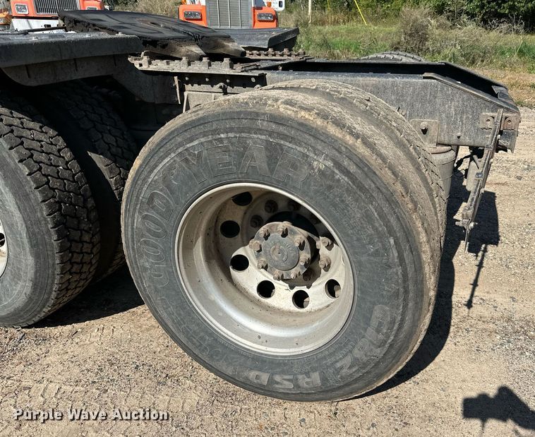 image for item DN0779 2007 International  9200i semi truck