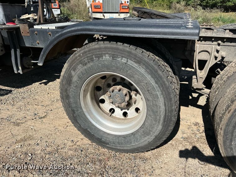 image for item DN0779 2007 International  9200i semi truck