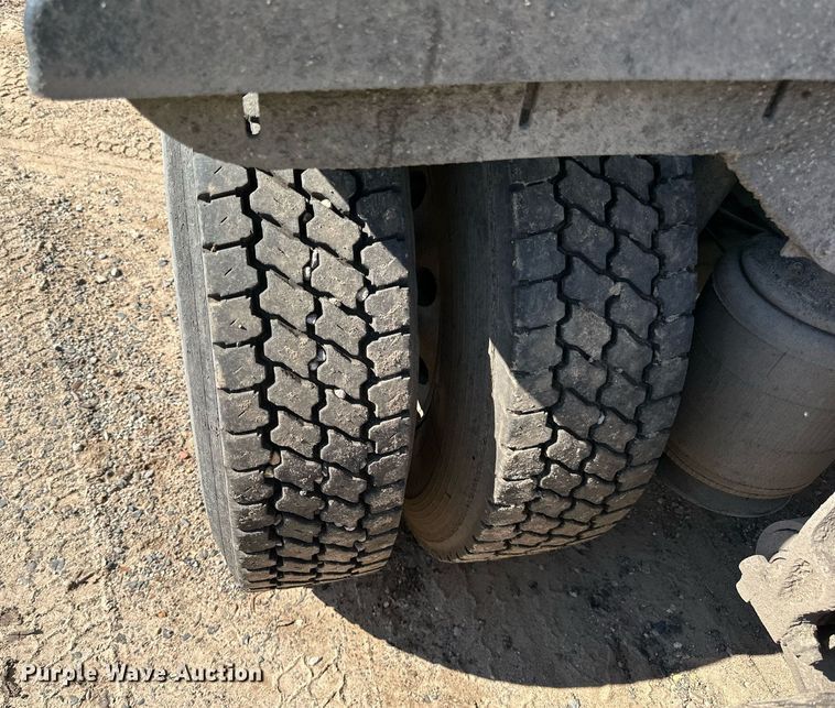 image for item DN0779 2007 International  9200i semi truck