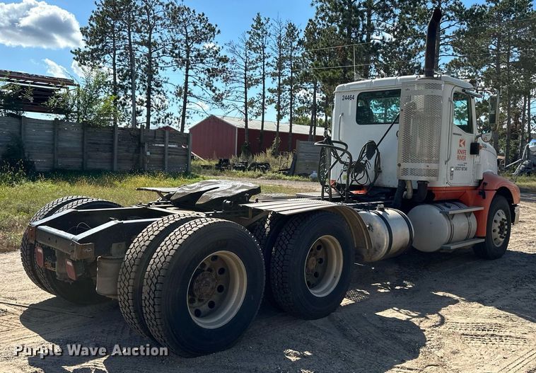 image for item DN0780 2008 International  9200i semi truck