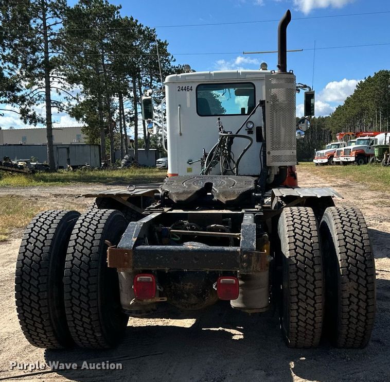 image for item DN0780 2008 International  9200i semi truck