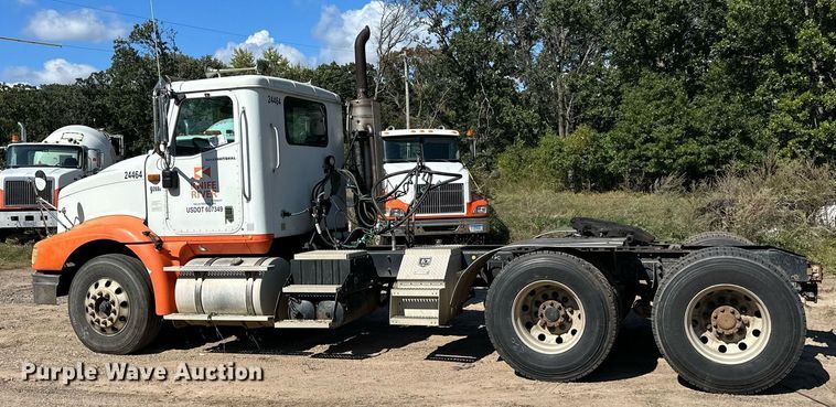 image for item DN0780 2008 International  9200i semi truck