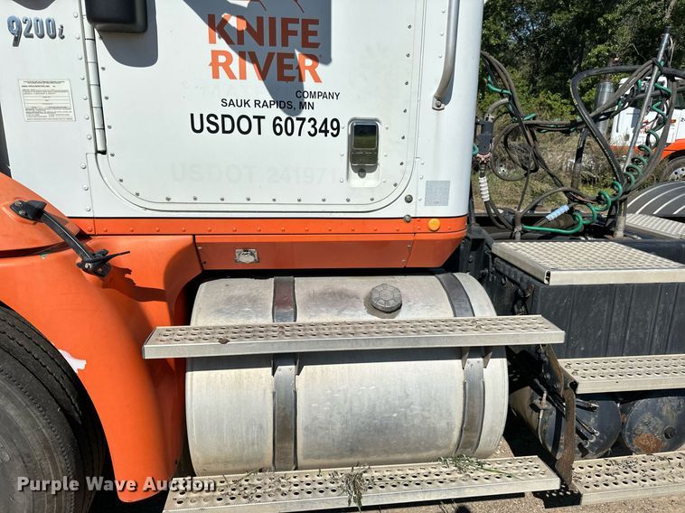 image for item DN0780 2008 International  9200i semi truck