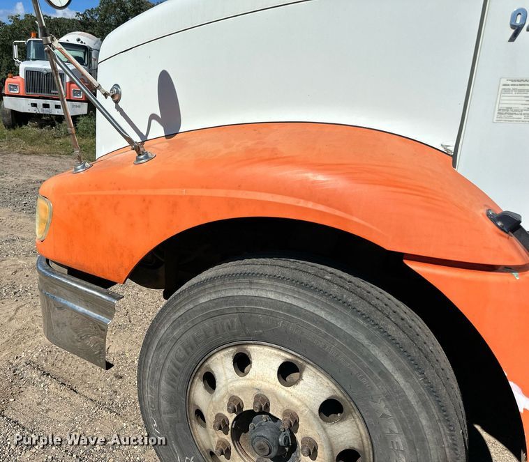 image for item DN0780 2008 International  9200i semi truck