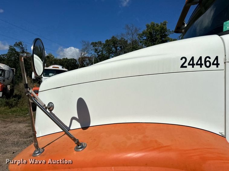 image for item DN0780 2008 International  9200i semi truck